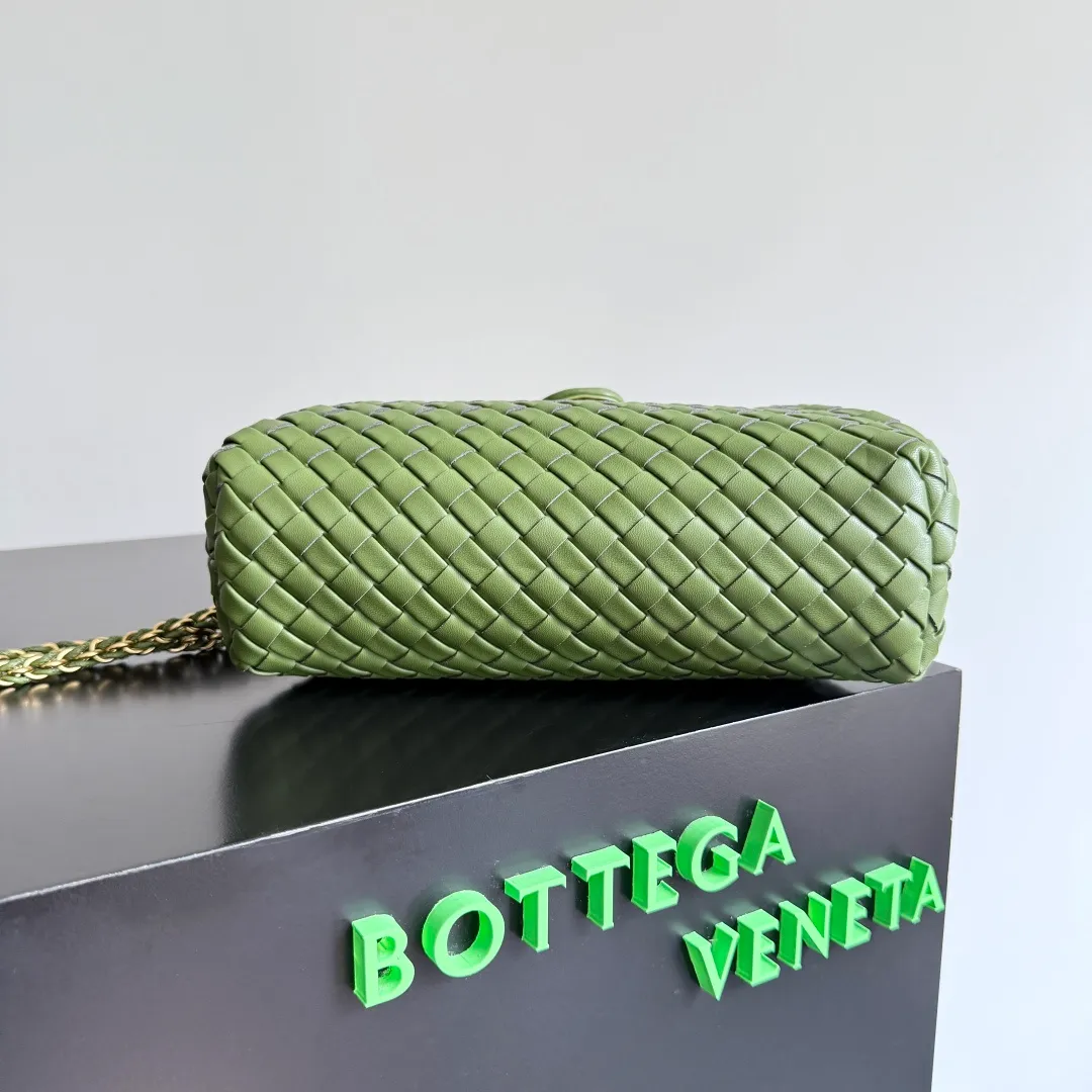 Batch 1880 BOTTEGA VENETA LAUREN 1980 small clutch bag is new! The small size that many people squat on is finally here. The self-adjustable zipper is a highlight of this bag. After being removed, it can be used as a handbag for important occasions. One bag unlocks two carrying methods at the same time. It is practical and has a unique sense of structure and beautiful lines. It is more elegant than a small cloud. It is a tribute to the classics and the pursuit of modernity. Style number: 804038 Size: 27*15*8cm